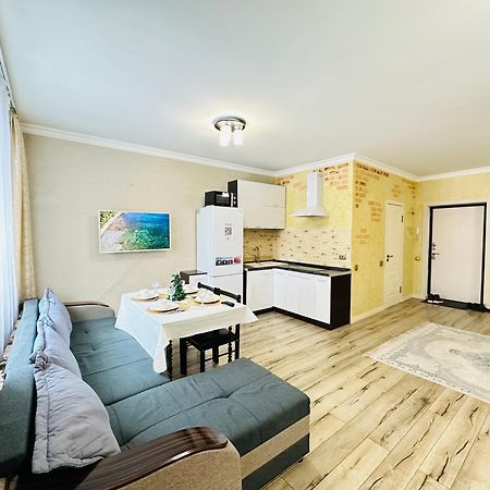 Vostochnyi Park Apartament In The Center Of Almaty Apartment Екстериор снимка