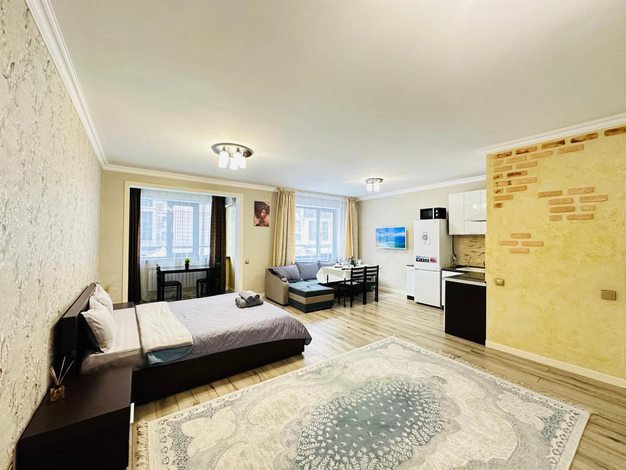 Vostochnyi Park Apartament In The Center Of Almaty Apartment Екстериор снимка