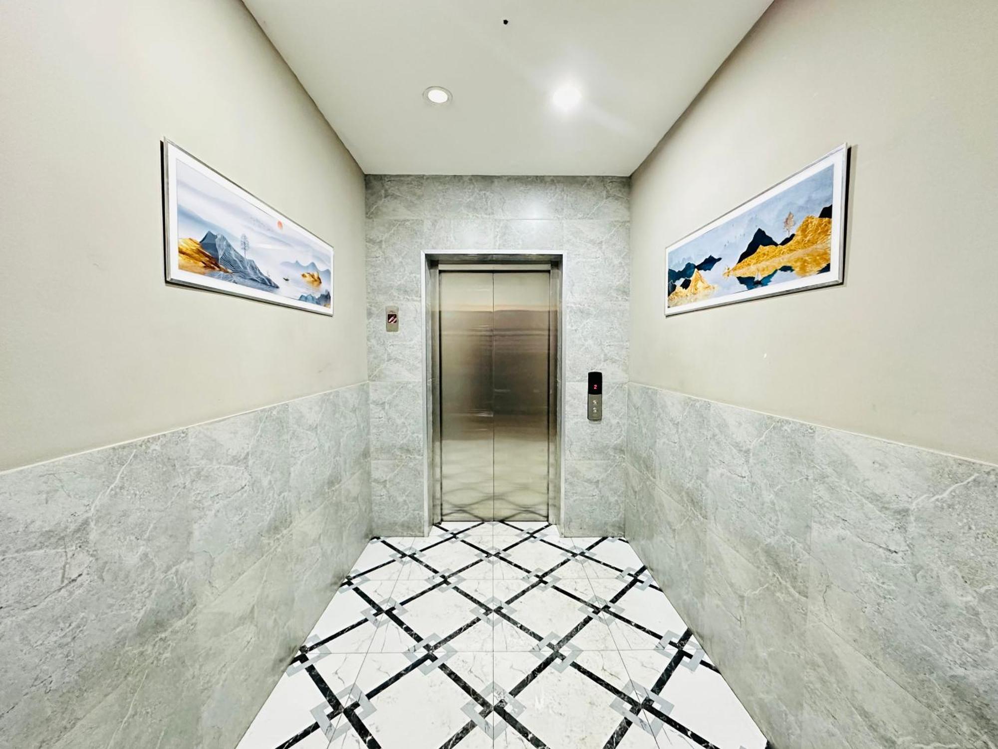 Vostochnyi Park Apartament In The Center Of Almaty Apartment Екстериор снимка